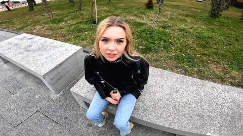 Onunla sokakta tanıştım ve evde kamera karşısında siktim