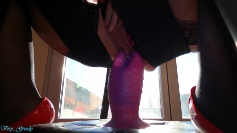 MİLF kadın iç çamaşırı oturur üzerinde dev dildo onun deldi amcık verir oral seks ve fena dev yüz