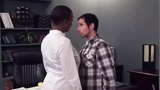 Siyahi Müdüre Ofiste Çaylak Çalışanla Eğleniyor