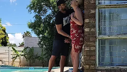 yüzme havuzunda ona yardım ettiğimde neredeyse komşuların karısını sikiyordum