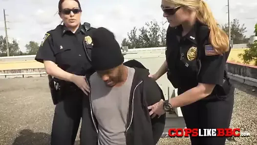 Milf Polislerle açık alanda ırklararası seks