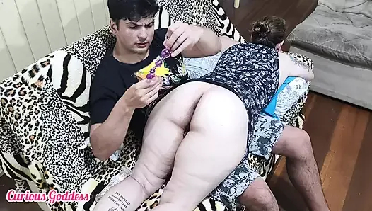 Kocamın Arkadaşı Göt Deliğimi Sikilmeye Hazır Hale Getirdi