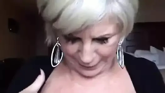 oral - büyük memeli sarışın olgun (güzel memeler ve meme uçları)