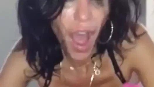 bekar üvey anne attırama yüklerini emiyor!