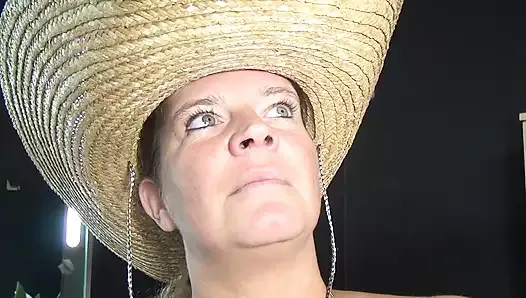 2 genç erkek sahne arkasında yaşlı kadını sikiyor