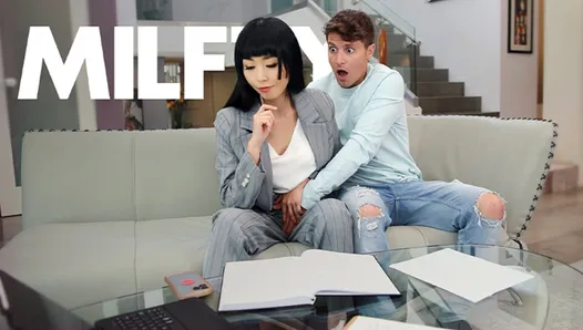 pişman üvey annem doğum günümü unuttuğu için vajinasına dokunmama izin veriyor - mylf