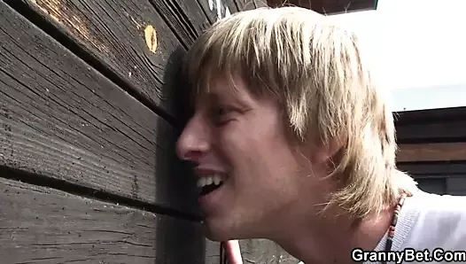 sarışın büyükanne açık alanda soyunma odasında sikildi