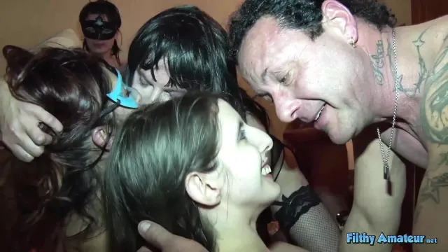 üvey kardeşler ve travesti ile gerçek özel amatör orgy