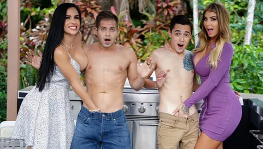 büyük memeli Üvey Anneler Lolly Dames & Sandy Aşk Şükran Günü'nü Azgın Üvey Oğullarıyla Kutluyor - MomSwap