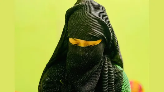 Üvey kuzeni ile heyecan verici bir an yaşıyor