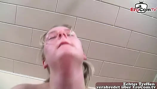 Alman üvey baba üvey kızını seks yapmaya ikna ediyor