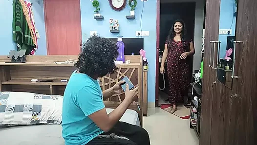 Mallu ateşli karısı üvey kardeşi ile seks kocası evde değilken, Mallu üvey kardeşi üvey kız kardeşi baştan çıkarır ve sikişir