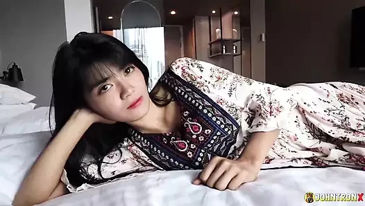 JohnTronX - Muhteşem utangaç kız bana tüylü amcık gösterir ve POV moda benim penis emiyor