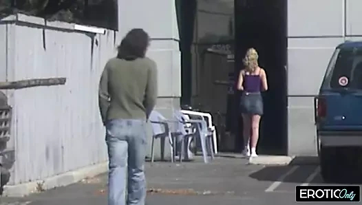 Yabancı adam asansörde ergen kız seksi