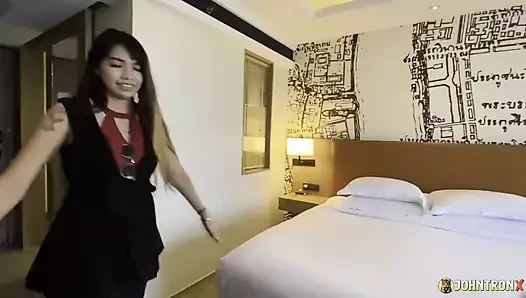 JohnTronX - Muhteşem bir Taylandlı amatör ile kanepede ateşli seks