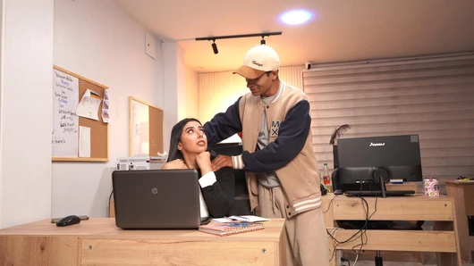 Patronun oğlunu becererek ekstra para kazanmayı biliyorsa büyük memeli sekreter