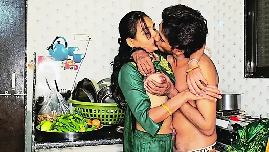 Desi Hintli kız beni mutfağında çağırıyor, çok ısınıyor ve sonra sesli seks yapıyor