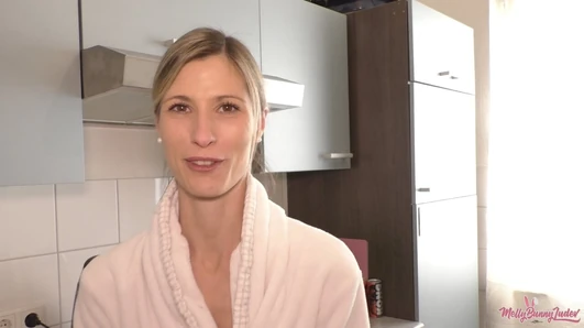 ANAL - Kadın komşunun yeni traşlanmış kıçında - Sadece bir selamlama olarak arkadan delin