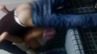 sevgilisi karima koltugun uzerinde koyuyor