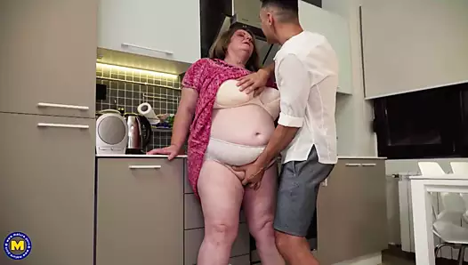 büyük şişman anneanne  genç yarrak