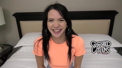 Seksi esmer kolej kız slobbers üzerinde bir şişman çük