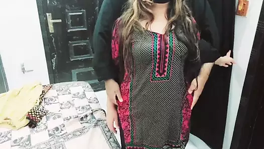 kıyafetlerini değiştirdiğini görünce komşunun karısını siktim.