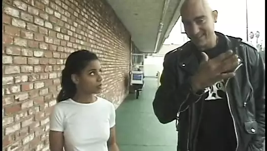 Utangaç Ev Hanımı Alışverişten Sonra Dev Adamın Yarrağını Aydıyor