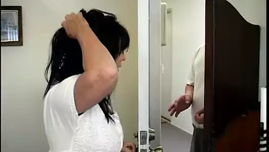 esmer doggystyle bir pozisyonda almak için eğilir