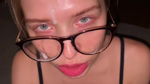 Bir kız öğrenci komşunun çocuğuna ateşli bir oral seks verir