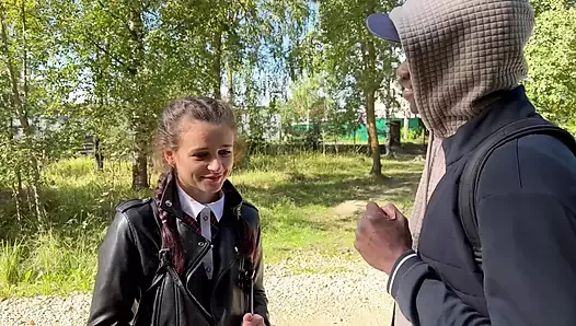 Siyahi Sinsi Adam, Ormanda liseli bir kızı kara trene bindiriyor