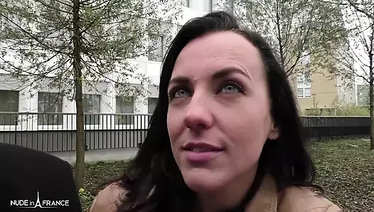 güzel esmer kız arkadaşını verir ve büyük bir siyah penis tarafından becerilmesini izler