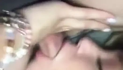 kız arkadaşın taksi için para ödüyor