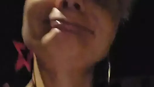 bir partiden evde döndüğümde boşalması için bir yarrak arıyorum ve halka açık bir şekilde emdiğim bir yabancıyla karşılaşıyorum