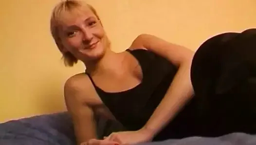 yatakta çekici bir Fransız sarışın sikildi