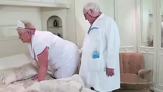 Yaramaz ihtiyar doktor, emektar hemşiresini Beceriyor 