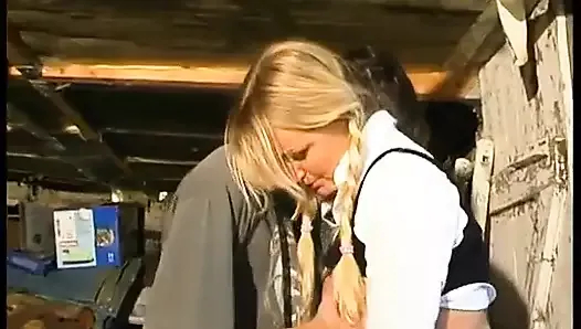 evde yalnız büyük memeli yavru bahçıvan tarafından dövülerek anal