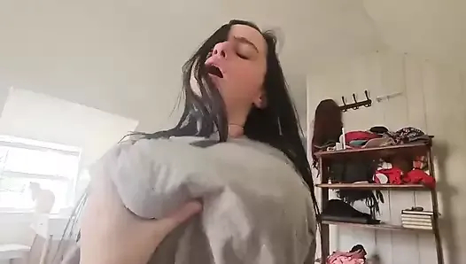 güzel büyük göğüslü koyu saçlı kızın memelerini sömürdüm