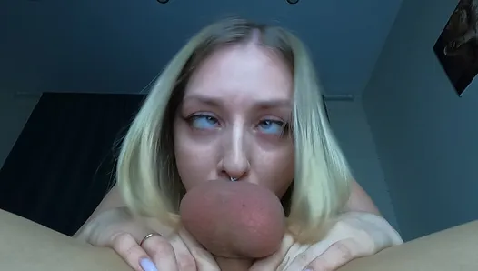 Çok Topları bir penis alarak bir THROATPİE var