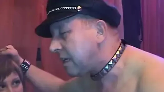 Bağlı Alman fahişe sikildi içinde toplu tecavüz