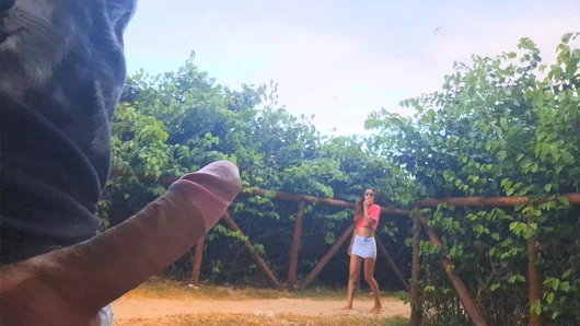 Halka açık bir kadın için riskli elle sakso!