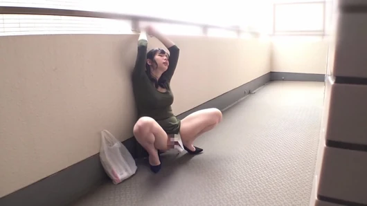 Hareket Edemeyen Evli Kadın Ve Kalçaları içinde Afrodizyak Olan Sabit Vibratörden Seğiriyor 2