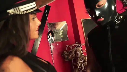 Büyük Straponlu Seksi Latin Kadın Metres, Erkek Köleyi Pegging Ediyor