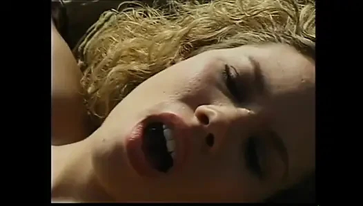 Seksi Ev Kadını Onu Kıçından Alıyor