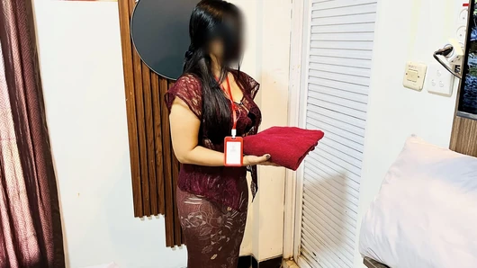 Otel garsonu kebaya merah (otel müşterisi tarafından tuzağa düşürülen kız)